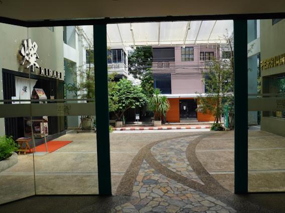 Young Place Bangkok Extérieur photo
